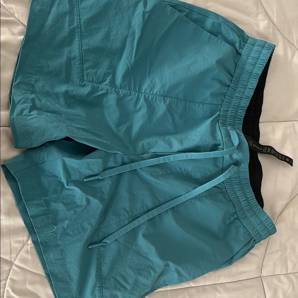Lululemon relaxed for pull on men’s shorts